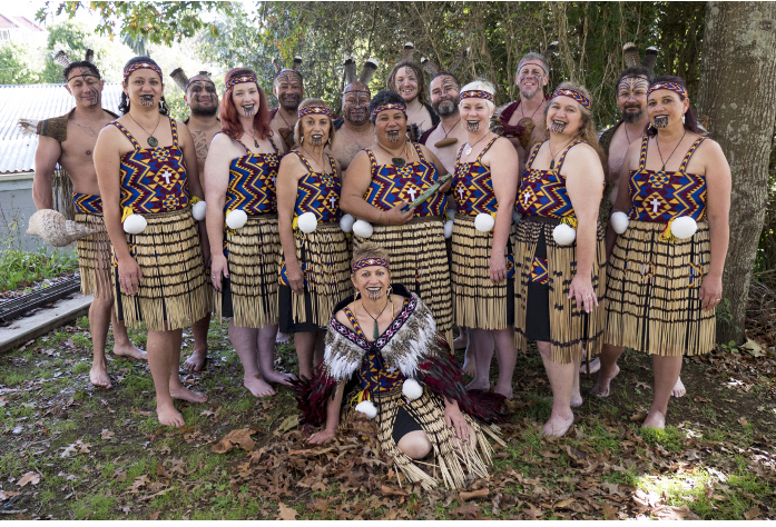New zealand traditions. Новая Зеландия Маори. Национальная одежда новой Зеландии. Новозеландские женщины. Одежда Маори.